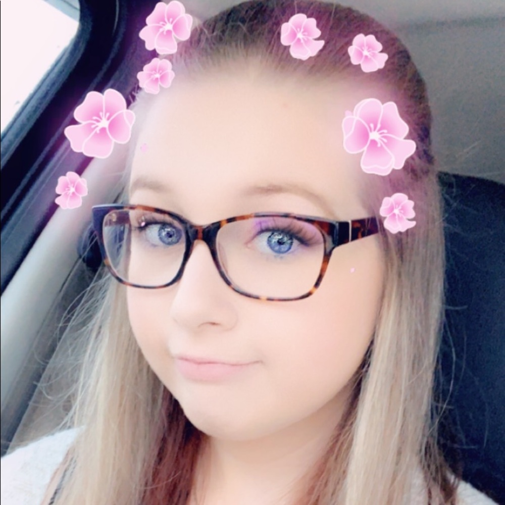 Meet your Posher, Emilee